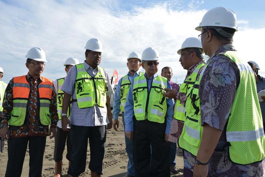 Gubernur Aceh Zaini Abdullah didampingi Bupati Aceh Barat mendengar penjelasan dari Manajemen PT. MIFA Bersaudara Aceh Barat, Rabu, (10/9/2014). Hingga kini Perusahaan tersebut telah berinvestasi lebih dari Rp. 3 triliun. Foto Humas Setda Aceh